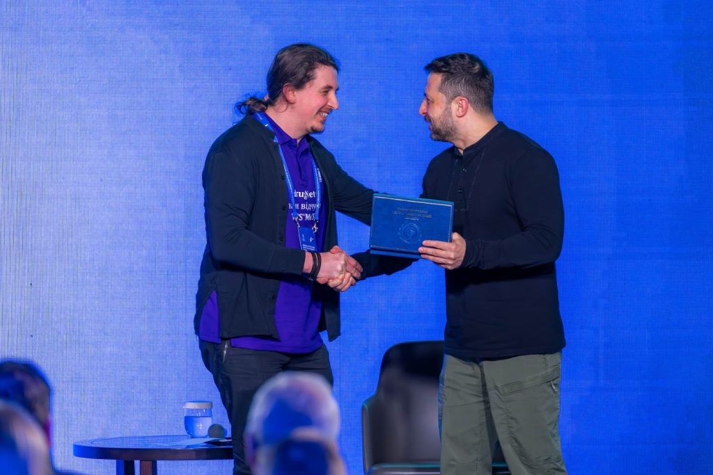 Зображення, що містить одежа, особа, чоловік, Обличчя людини Вміст на основі ШІ може бути неправильним.