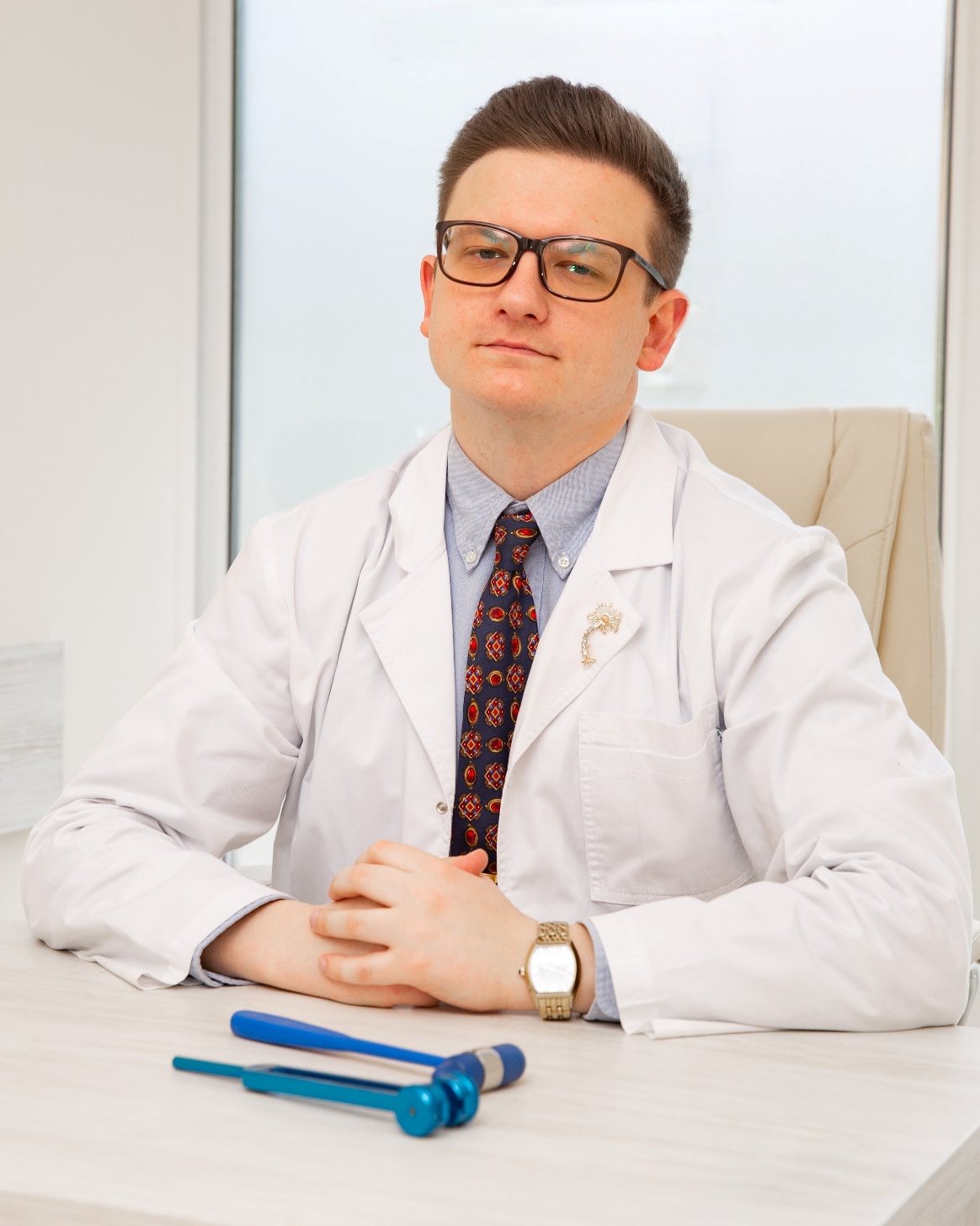 Зображення, що містить одежа, особа, Обличчя людини, сорочка Вміст на основі ШІ може бути неправильним.